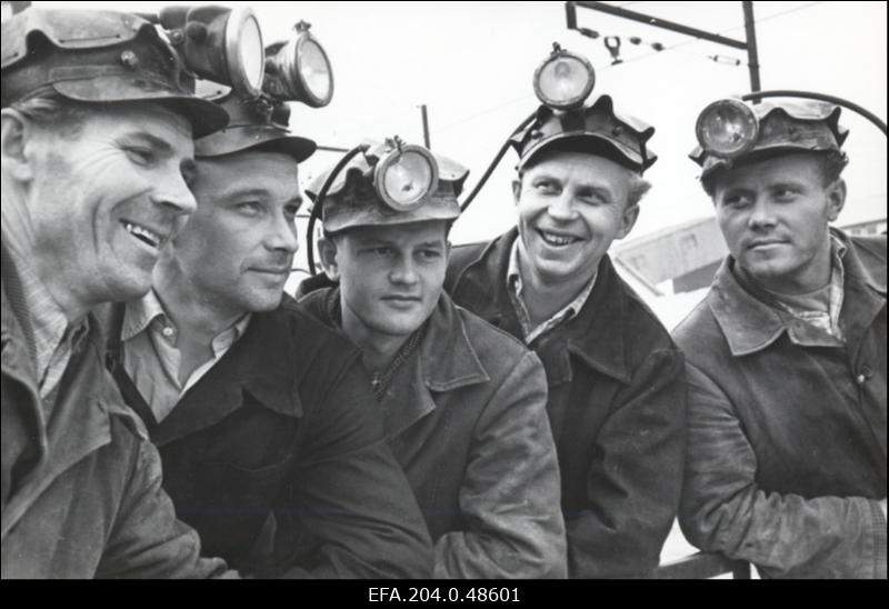Trusti Eesti Põlevkivi 2. kaevanduse eesrindlikud kaevurid (vasakult) H. Truu, A. Kriisk, L. Prunn, NLKP XXII kongressi nimelise kommunistliku töö brigaadi juht O. Sillari ja läbindajate brigaadi juht E. Priivits.
