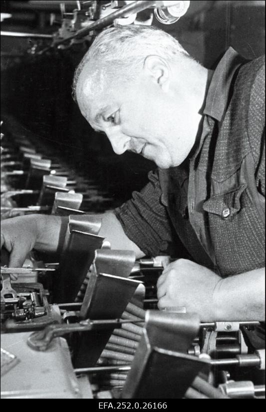 Eesti NSV Ülemnõukogu Presiidiumi aukirjaga autasustatud tekstiilivabriku Punane Koit ettevalmistustsehhi lukksepp V. Ivanov.