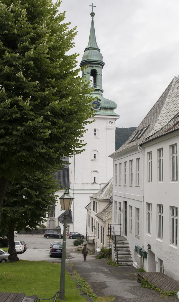 Nykirkealmenningen 13, midterste bygningen (Bergen)