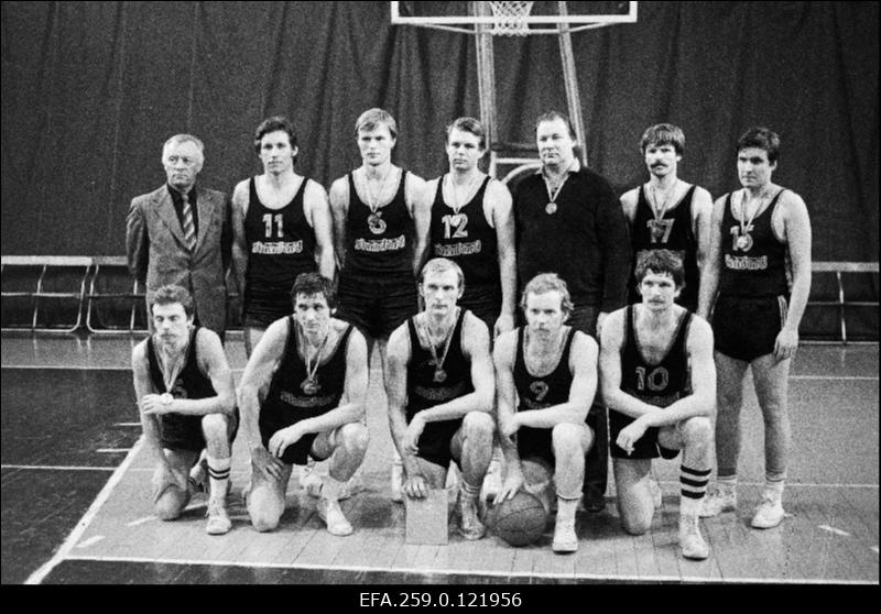 Tallinna Teadusliku Mööblitootmiskoondise "Standard" korvapllimeeskond, Eesti meister 1983. Ees vasakult : Mihkel Tiks, Anatoli Krikun, Viktor Viktorov, Jüri Metsalu, taga esindaja Roland Ilves, Kalju Mälk, Peeter Vaaks, Mart Metsalu, treener Peeter Metsar, Hannes Koik, Gunnar Dudkin, Tõnu Tomson.
