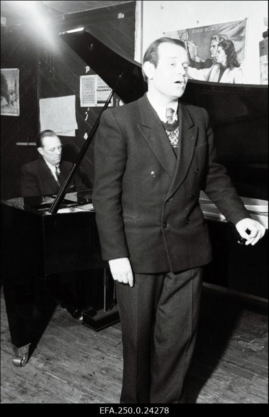 Teatri Vanemuine solist H. Peep esinemas Tallinna Klaverivabrikus, klaveril saadab helilooja B. Kõrver.