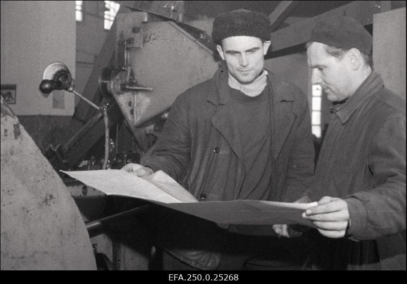 Tallinna Metallitoodete Tehase 3. tsehhi vahetusmeister Ants Kopamees (vasakul) ja seadistaja Helmut Truusalu.