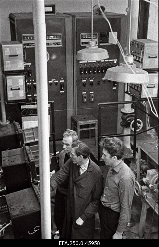 Tallinna Mõõduriistade Tehases kasutusele võetud eksperimentaalse kulumõõtjate katsejaama (vasakult) reguleerija Valter Virolainen, kontrolör Valdek Jams ja reguleerija Igor Lagunov.