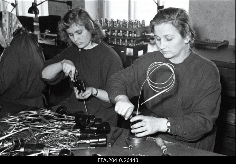 Tartu Aparaaditehase monteerijate brigaadi liikmed A. Lazareva (paremal) ja L. Ani ekspordiks minevaid termoreguleerventiile TRV-2 monteerimas.
