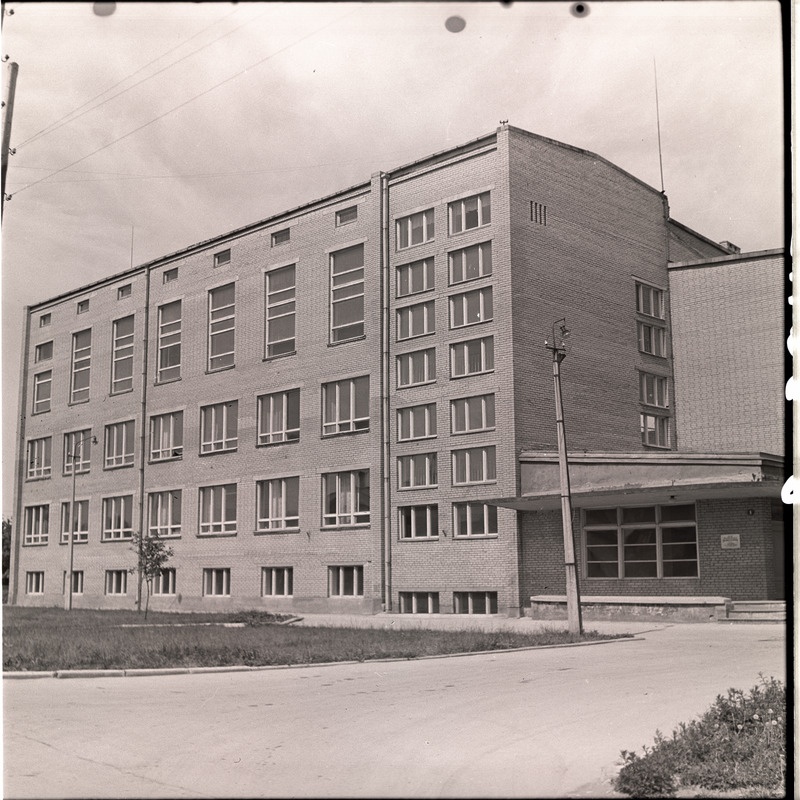 Tallinna 16. Keskkooli välisvaade, Kivimurru tn 9