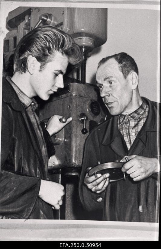 Tartu Aparaaditehase kuuenda kategooria instrumentaallukksepp Tartu linnanõukogu saadik August Pastak (paremal) juhendab Karl Pastakut.