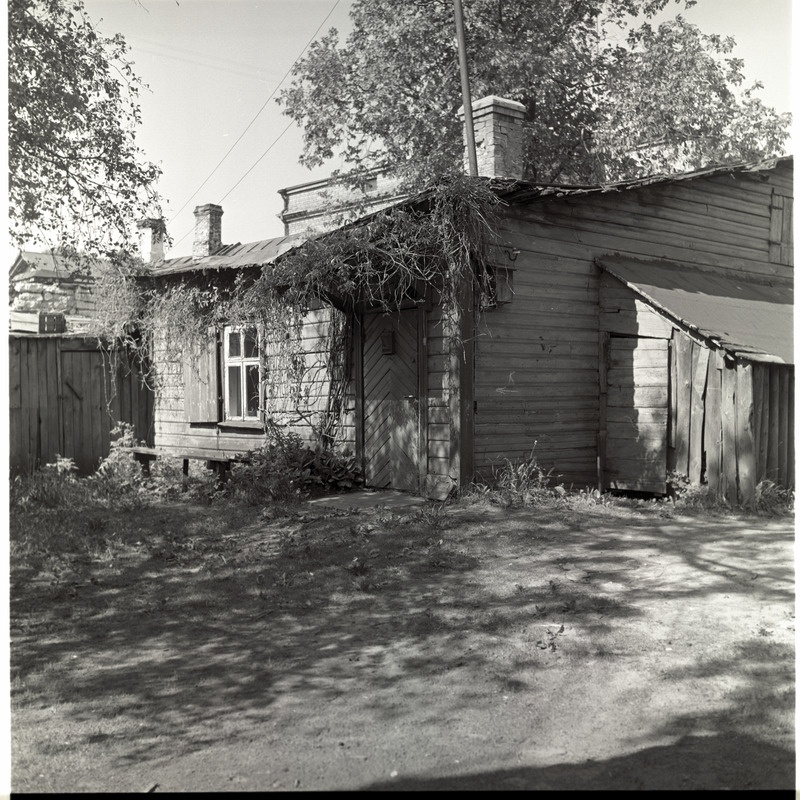 Väike puuelamu Imanta t. 53 hoovis