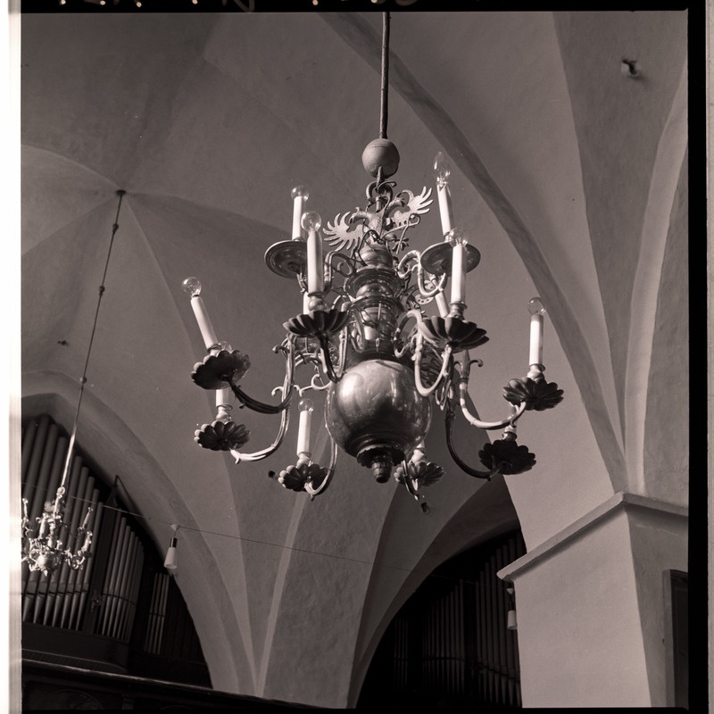 Pühavaimu kiriku lõunalöövi keskmine kroonlühter, 17. sajand.