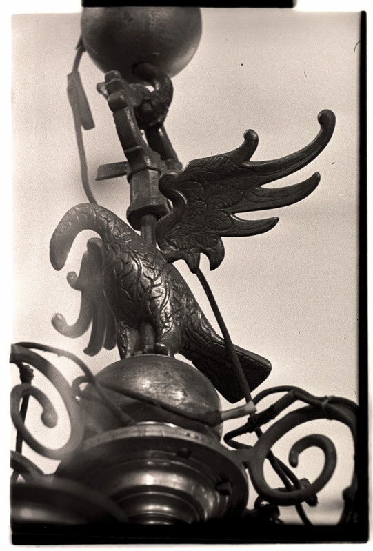 Pühavaimu kiriku lõunalöövi II kroonlühtri detail, 17. sajand.