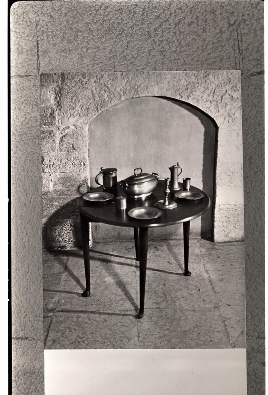 Laud tinaserviisiga vestibüülis