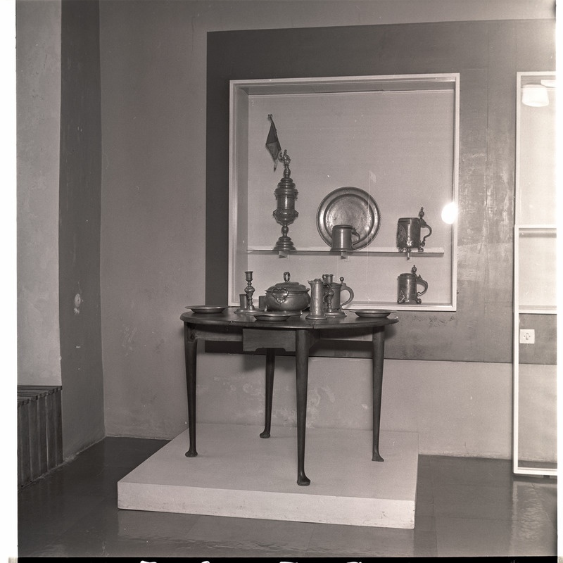 Laud tinaserviisiga ja tinanõud