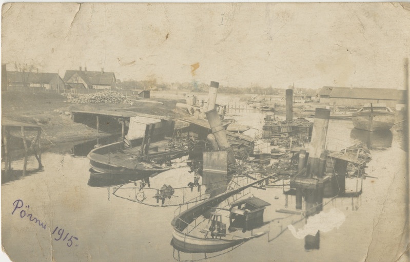 Foto. Uppunud laevad Sauga jõe suudmes.