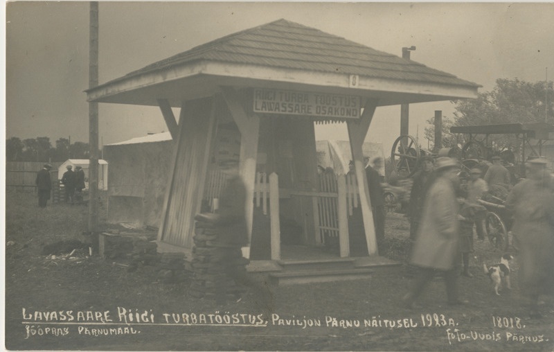 Foto. Pärnu Põllumajandus-tööstusnäitus. Fotol Lavassaare turbatööstuse paviljon.