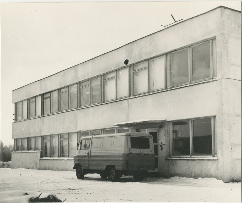 Foto. Viljandi Silmkoetoodete vabriku Kilingi-Nõmme tootmisjaoskonna "Kodu" uus hoone Kilingi-Nõmmes.