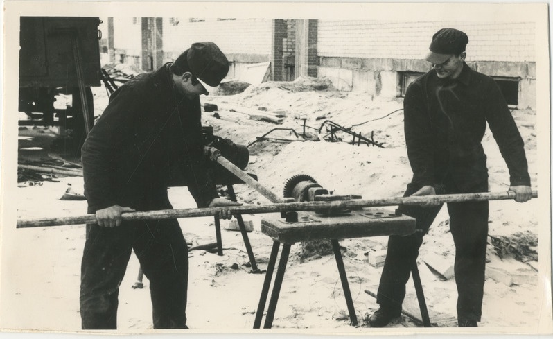 Foto. Pärnu Linnakutsekool nr. 13. Kaks lukkseppa-santehnikut freespingil töötamas.