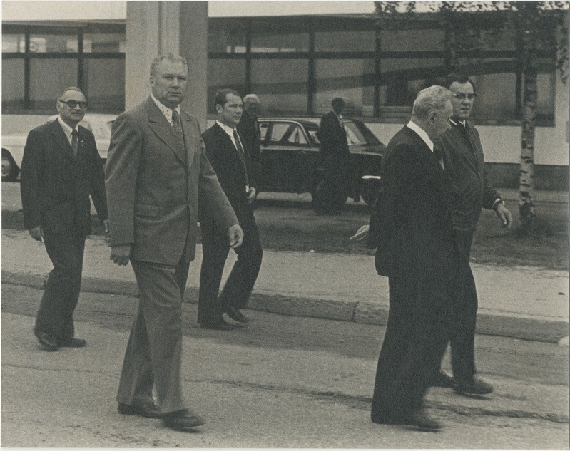 Foto. Esiplaanil Kossõgin ja Pärnu KEKi juhatuse esimees Gennadi Terri, neist tagapool Pärnu raj. TK esimees Makarov.