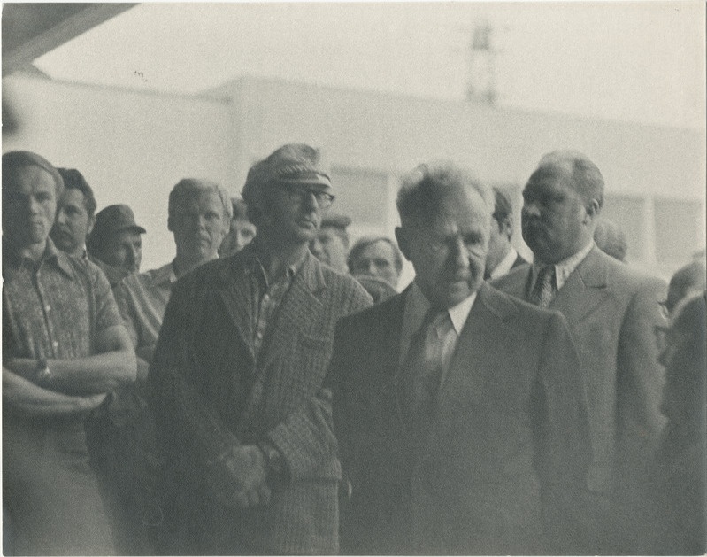Foto. Esiplaanil Kossõgin ja Pärnu KEKi juhatuse esimees Gennadi Terri, neist tagapool Pärnu raj. TK esimees Makarov.