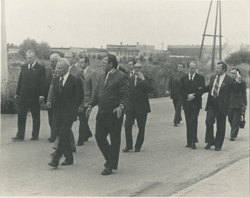 Foto. Kossõgin kolhoosidevahelise seafarmi lähedasel teel.