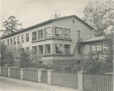 Foto. ETKVL Pärnu Kalamajandi lastepäevakodu V-Kuke tn. Hoone valmis 1960.ndate alguses.  similar photo