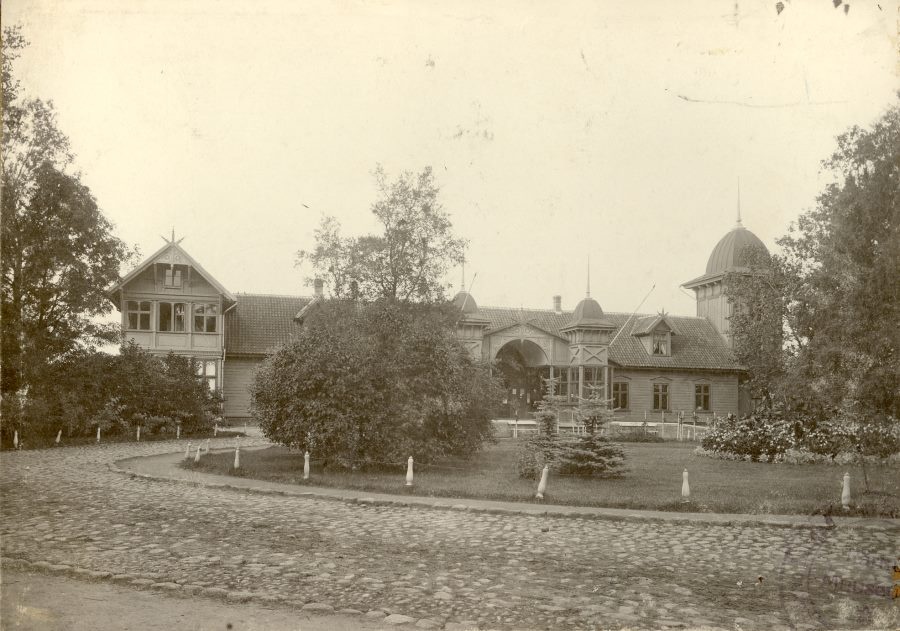 Foto,1906.a., Pärnu vana kõrtsist ümberehitatud mudaravila, mis asus umbes praeguse kohal ja hävis tulekahjus 1. Maailmasõja päevil.