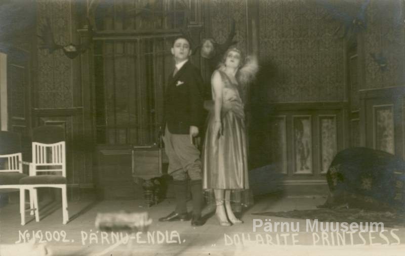 Fotokompositsioon, E.Vilde romaani "Mahtra sõda" erinevatest väljaannetest.