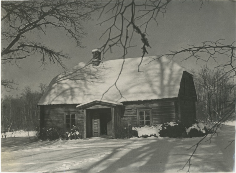Foto, C.R. Jakobsoni saun tema talumuuseumi juures