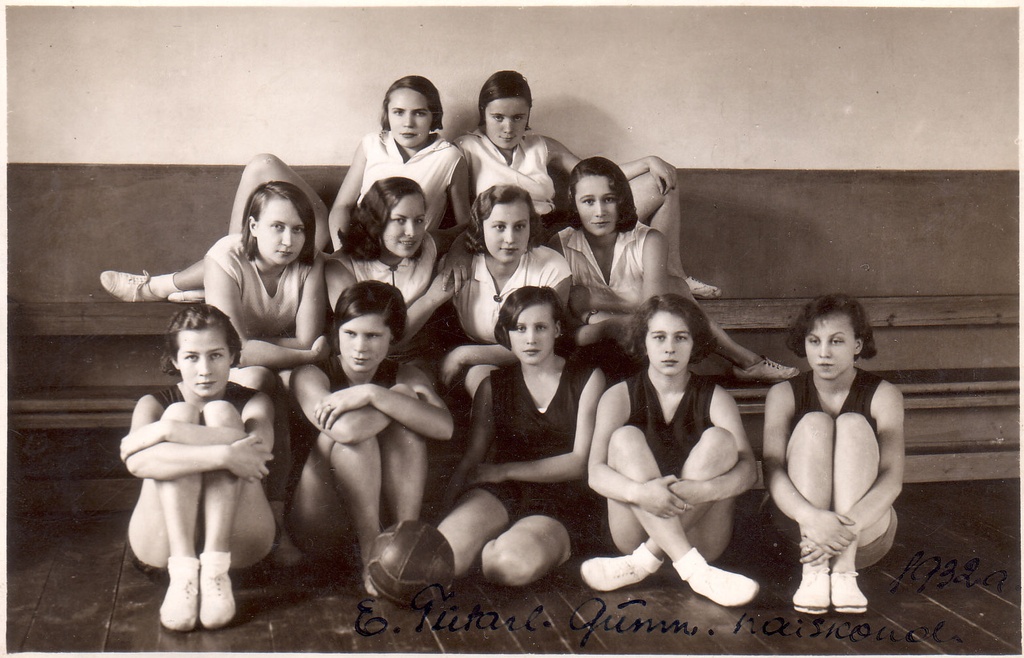 ENKSi Tütarlaste Gümnaasiumi võrkpallinaiskond 1932