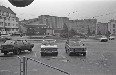 Tõnismägi tn ots üle Pärnu mnt, Kino Kosmos, esiplaanil parkivad autod  similar photo