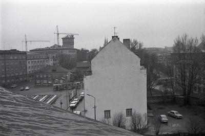 Kino Kosmos katuselt: Pärnu mnt 43 tulemüür ja trammipeatus, vaade Tõnismäe suunas  similar photo