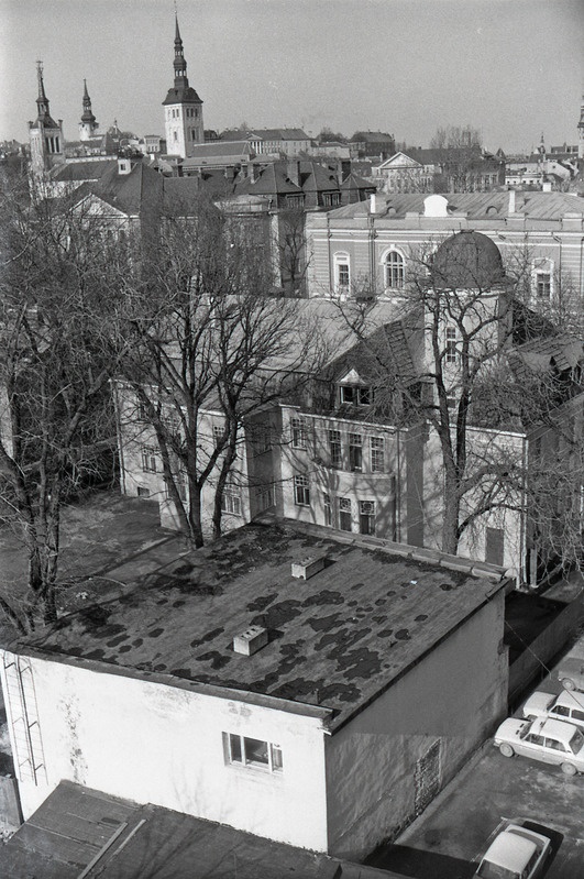 Sakala 12 elamu katuselt, vaade Estonia pst hoonestuse ja vanalinna suunas üle Puhki villa