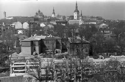 Tatari 21b katuselt, vaade vanalinna suunas, ees pooleliolev muusikakeskkooli karkass  similar photo