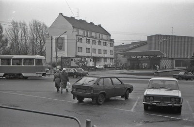 Tõnismägi tn ots üle Pärnu mnt, elamu Pärnu mnt 43 (seinal Lenin), Kino Kosmos, esiplaanil parkivad autod  similar photo