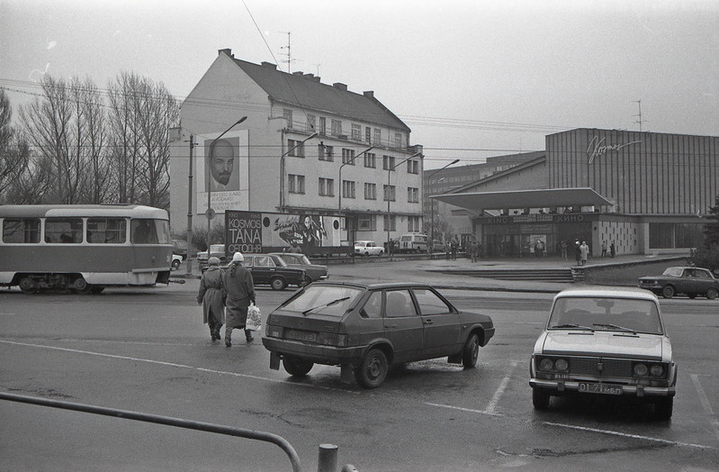 Tõnismägi tn ots üle Pärnu mnt, elamu Pärnu mnt 43 (seinal Lenin), Kino Kosmos, esiplaanil parkivad autod