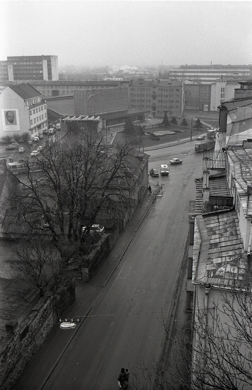 Tõnismägi 14 koolimaja katuselt: vaade piki Tõnismägi tn Pärnu mnt ja kino Kosmos suunas