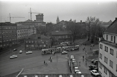 Kino Kosmos katuselt Tõnismäe suunas, trammipeatus ja peatuses seisev tramm, taamal Rahvusraamatukogu kraanad  similar photo