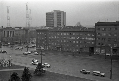 Kino Kosmos katuselt: Pärnu mnt 48a elumaja, taamal Tehnikakõrgkool, Uue Maailma kolm masti (saatjad / segajad), arvutuskeskus  similar photo