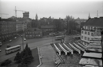 Kino Kosmos katuselt Tõnismäe suunas, trammipeatus ja bussid, taamal Rahvusraamatukogu kraanad  similar photo