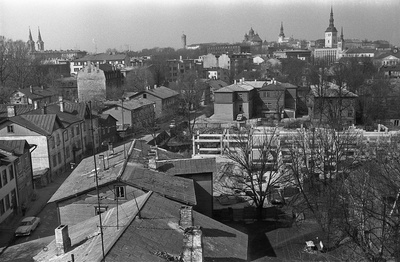 Tatari 21b katuselt, vaade piki Tatari tänavat Toompea suunas, pooleliolev muusikakeskkooli karkass  similar photo