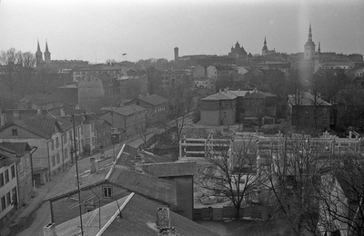 Tatari 21b katuselt, vaade piki Tatari tänavat Toompea suunas, ees pooleliolev muusikakeskkooli karkass  similar photo