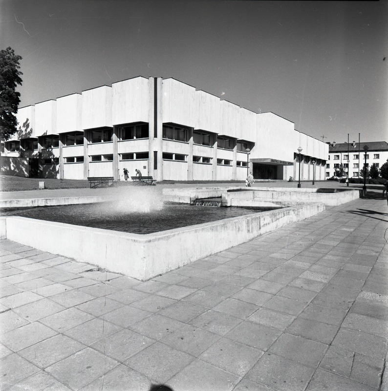 Tartu Ülikooli raamatukogu. Arhitektid Kalju Valdre, Mart Kalling. EAL 1986 fotokonkurss, foto seeriast Tommy