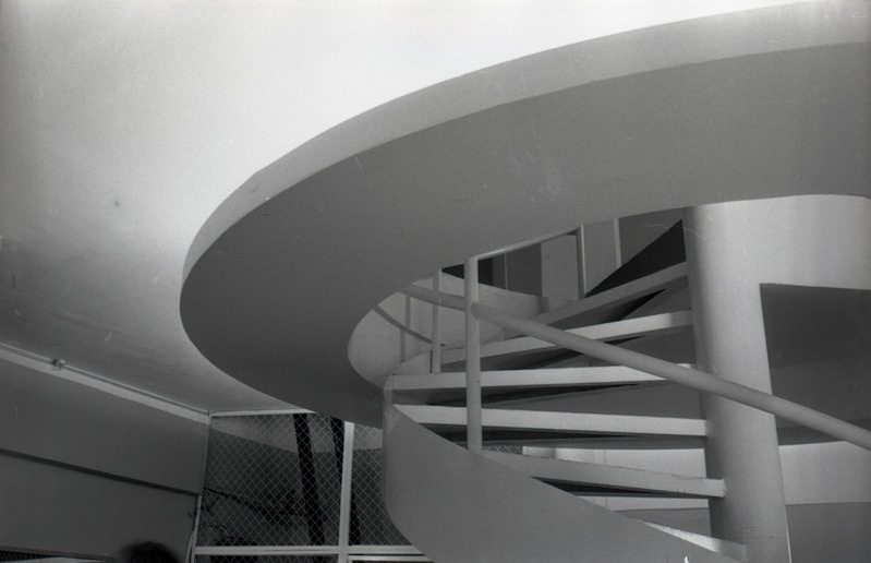 Väike-Karja tn lillepood Lilled. Pärjad. Arhitekt Vilen Künnapu, sisearhitekt Mari Kurismaa. EAL 1986 fotokonkurss, foto seeriast Kaared