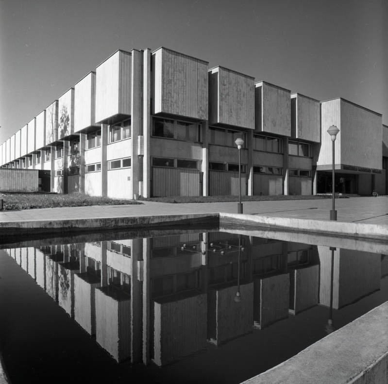 Tartu Ülikooli raamatukogu. Arhitektid Kalju Valdre, Mart Kalling. EAL 1986 fotokonkurss, foto seeriast Pesa