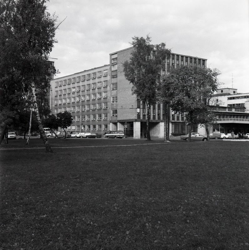 Riiklik Projekteerimisinstituut Eesti Tööstusprojekt peahoone Rävala pst. Arhitektid Voldemar Herkel ja Ülo Ilves. EAL 1986 fotokonkurss, foto seeriast Tommy