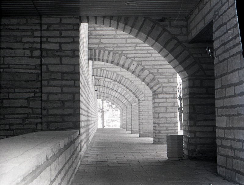 Poliitharidusmaja, nn Sakala keskus. Lammutatud. Arhitekt Raine Karp. EAL 1986 fotokonkurss, foto seeriast M-2