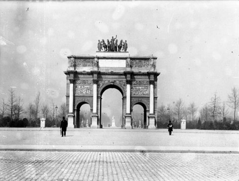 Vue générale de face de l'Arc de Triomphe du Carrousel, Paris, avril 1898