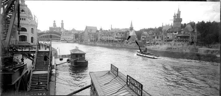 Vue panoramique de la Seine avec les pavillons construct à l'occasion de l'Exposition Universelle, Paris