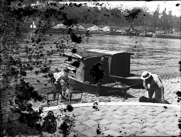 Laveur de chiens, quais de Seine, Paris, juillet 1892