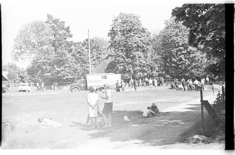 Kalmistupäev Käsmus '72, kauplusauto ja inimesed platsil