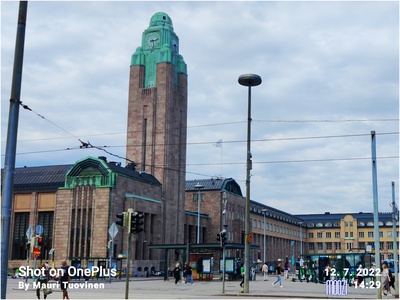 Helsingin rautatieasema Kaivokadun ja Hakasalmenkadun (Keskuskatu) kulmasta nähtynä.  Vanha Rautatieasema (1862) purettiin uuden Eliel Saarisen suunnitteleman (valmistui 1918) asemarakennuksen tieltä. rephoto
