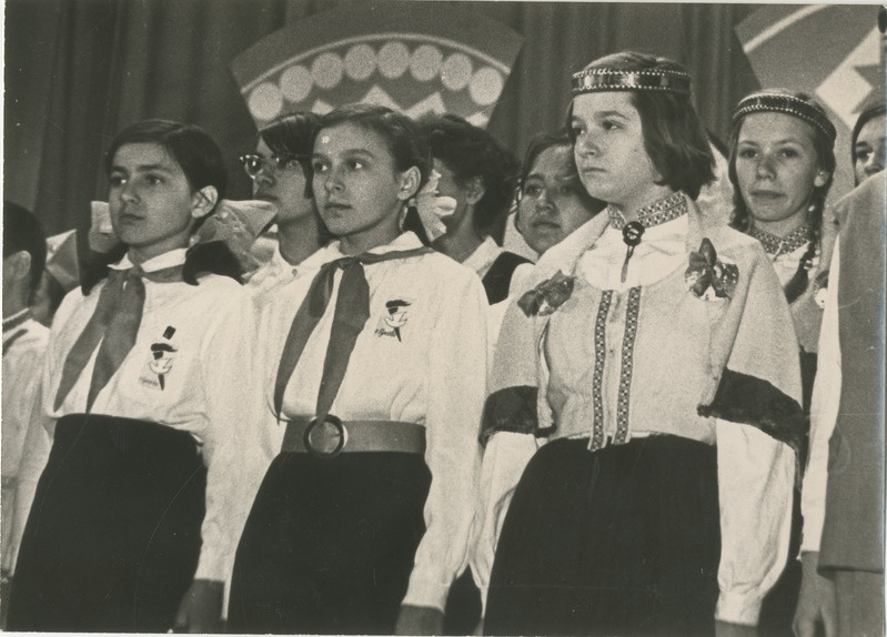 Foto. Pärnu Pioneeride Maja sõprusklubi "Orbiit" sõpusfestivalid. Festival kuurordiklubis.